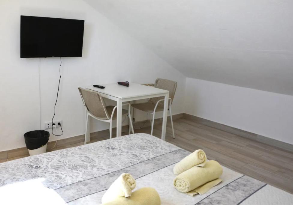 Hostal Blife & *